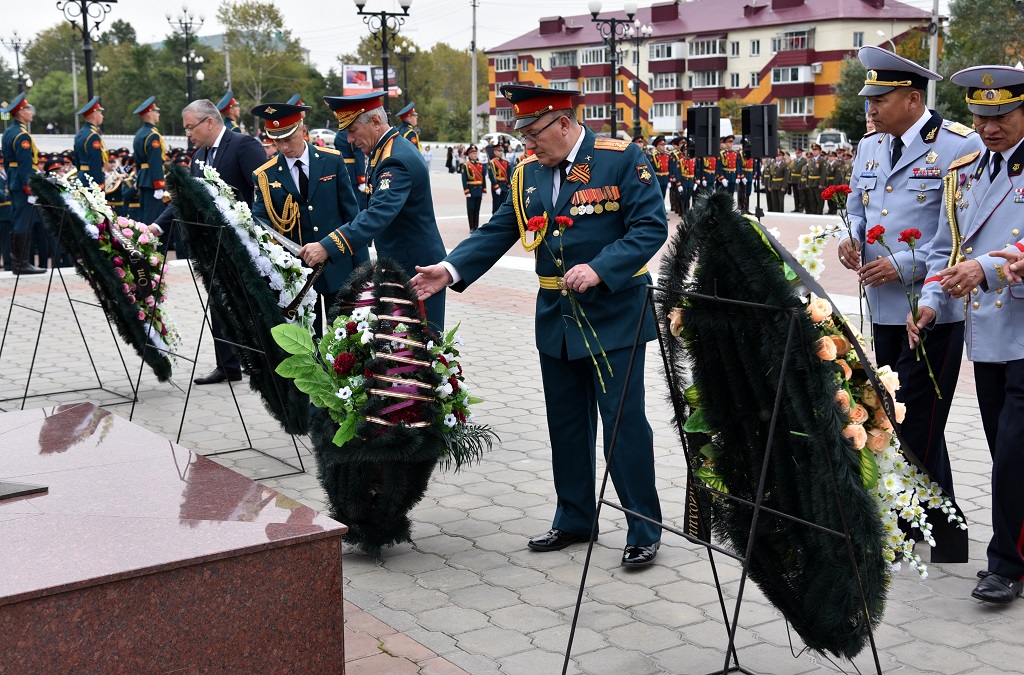 Возложение цветов к Вечному огню