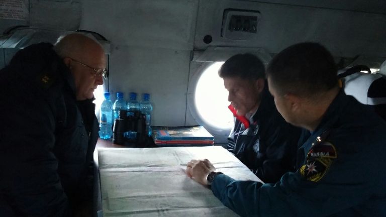 Губернатор и глава дальневосточного МЧС оценили с воздуха ущерб от циклона на юге Сахалина