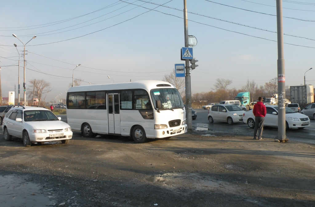 Остановка на перекрестке Ленина и Украинской. Водитель 71-го объезжает утреннюю пробку