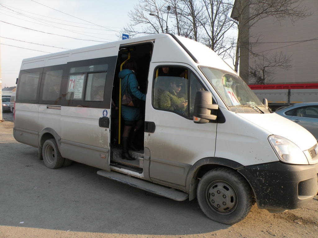 Стоящие пассажиры - обычная картина не только по утрам