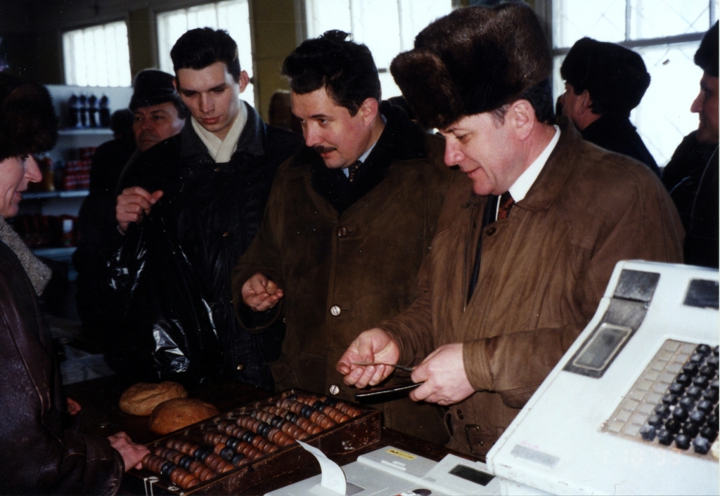 Чиновники в Курильском магазине