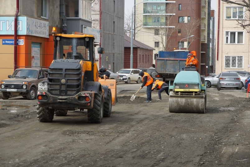 В Южно-Сахалинске начали укладывать асфальтобетонное покрытие на улице Невельской