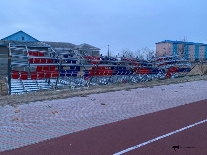 Отремонтированный стадион в Поронайске не выдержал ветровых нагрузок