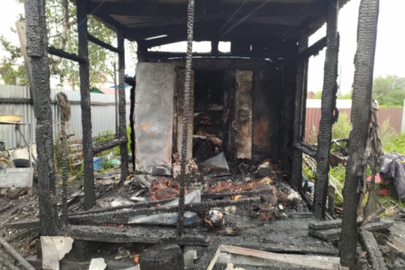 При ликвидации возгорания в Поронайском районе пожарные обнаружили тела двух сахалинцев