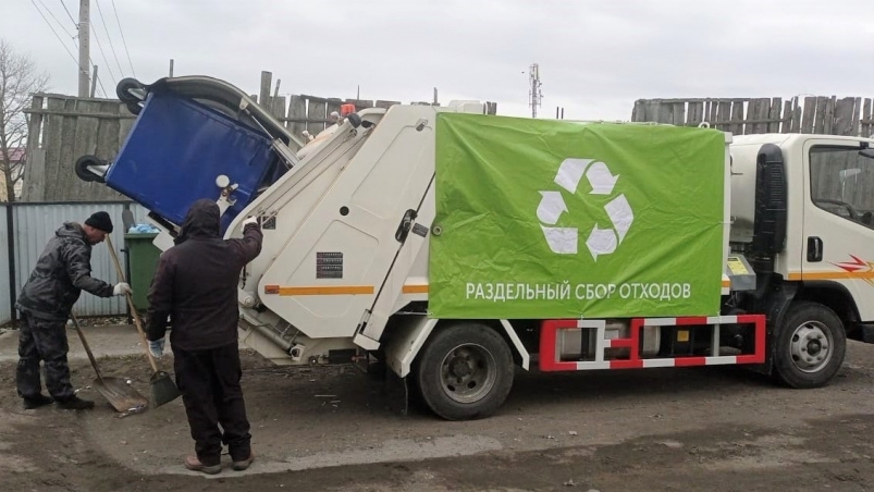 В Поронайском районе установили 42 контейнера для сортировки мусора