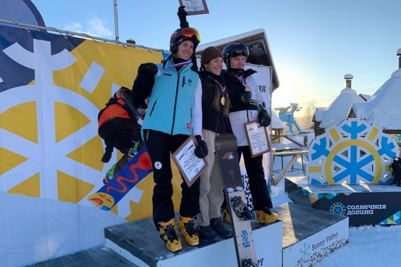 Две медали этапа Кубка России по сноуборду завоевала сахалинка София Надыршина