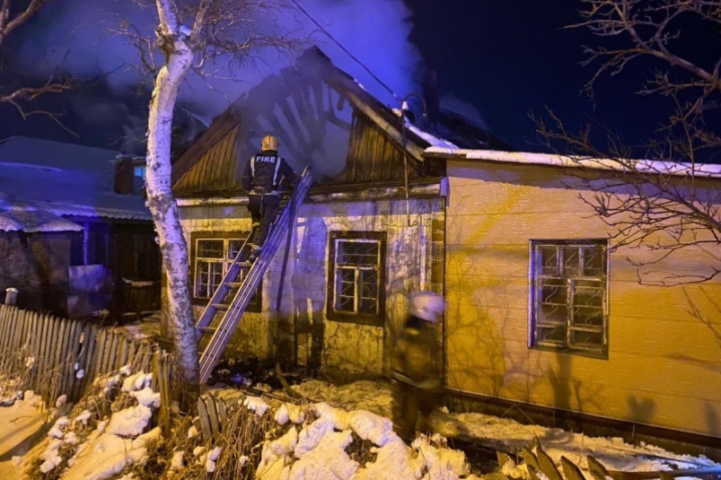 Крыша жилого дома загорелась в Южно-Сахалинске