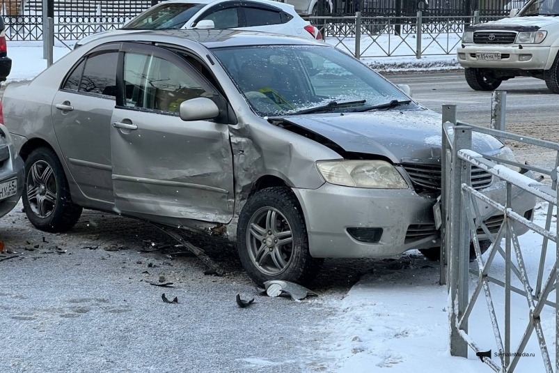 Иномарка протаранила дорожное ограждение в Южно-Сахалинске