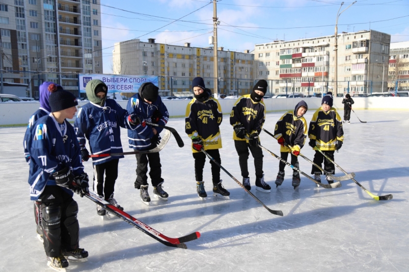 В Южно-Сахалинске организовали новогодние хоккейные турниры во дворах