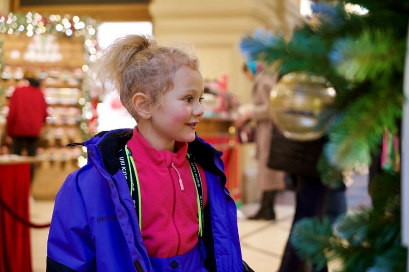 "Елка желаний" продолжает дарить подарки: юная сахалинка впервые увидела Красную площадь