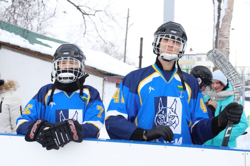Новый современный хоккейный корт открыли в селе Холмского района