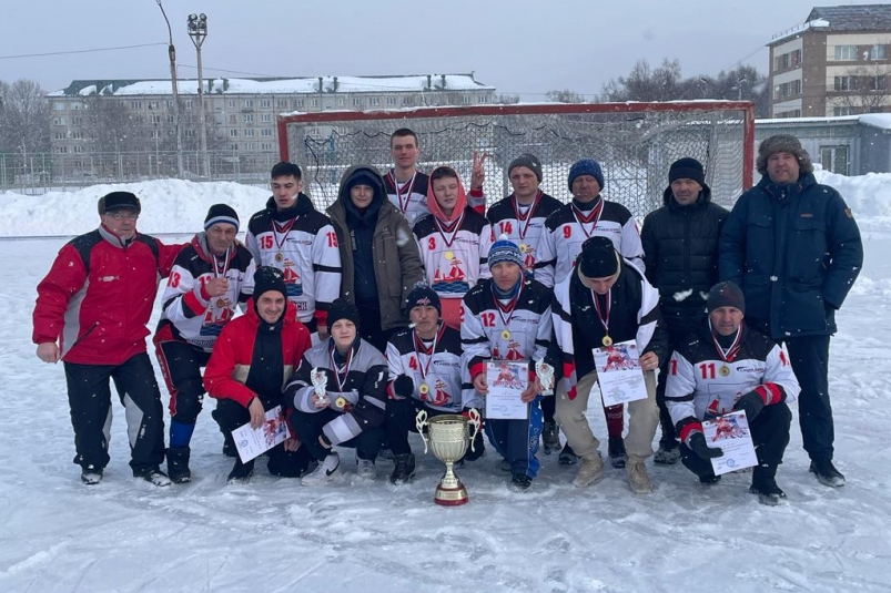 Победа в первенстве Сахалинской области по хоккею с мячом досталась команде из Поронайска