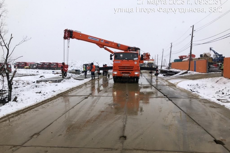 Грязную технику со стройплощадки взлетно-посадочной полосы не выпускают в Южно-Сахалинск