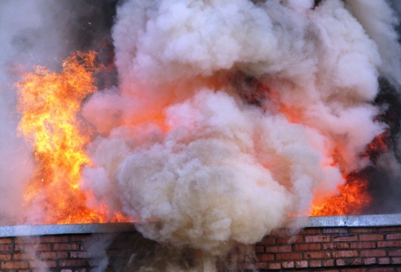 В Поронайске открытым пламенем горел автомобиль
