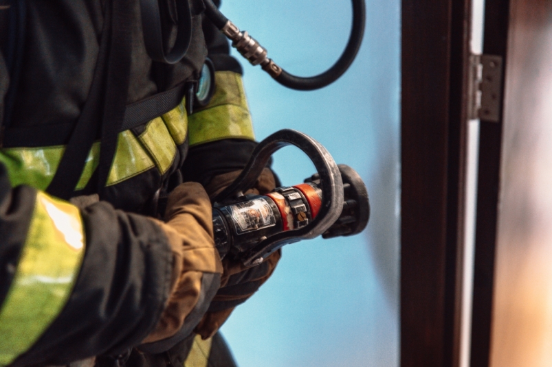 В Охе пожарные ликвидировали возгорание общедомового счетчика в пятиэтажном доме