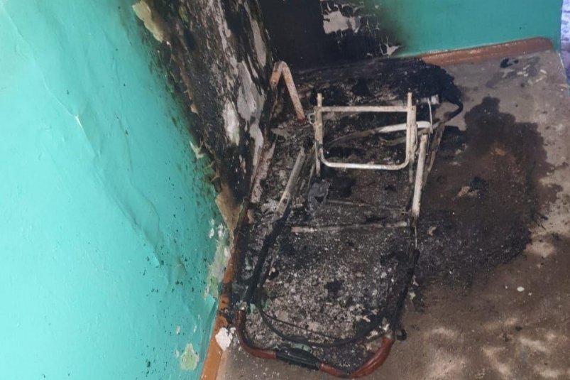Из-за горящей коляски в Поронайске подъезд одного из домов поглотил дым