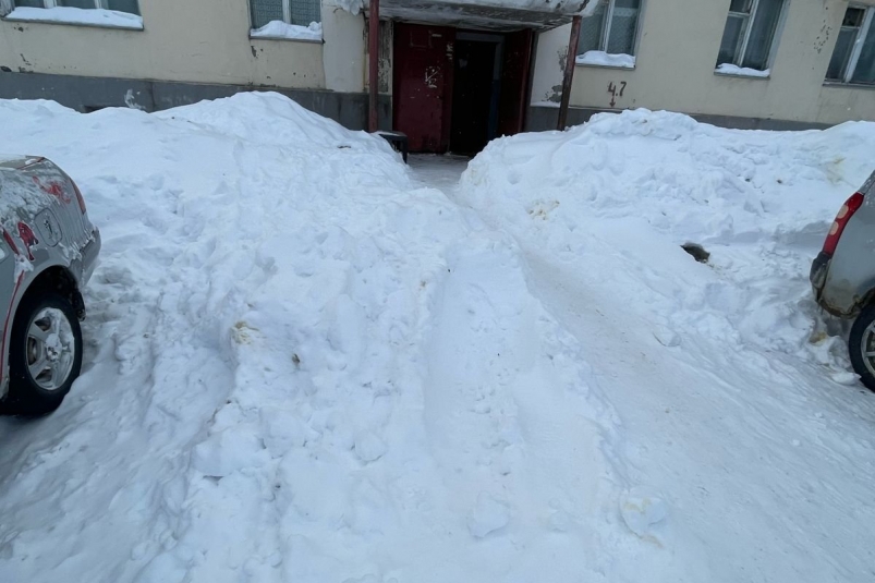 Управляющая компания в Синегорске плохо расчищает дворы от снега