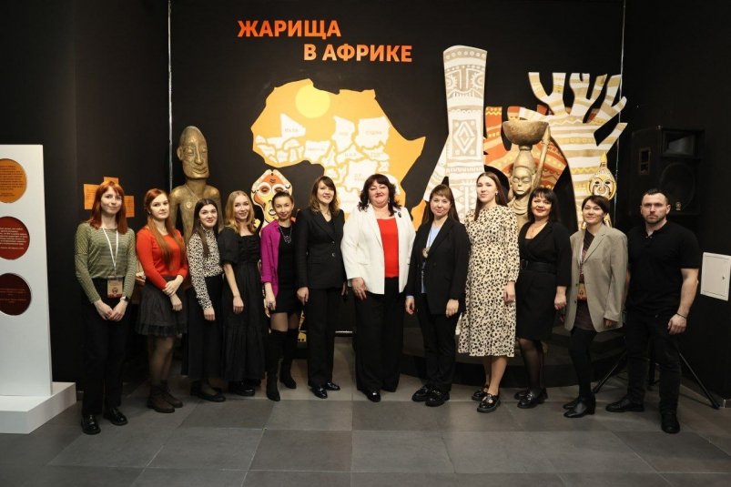 На Сахалине стало жарко: в музее книги Чехова открылась выставка 