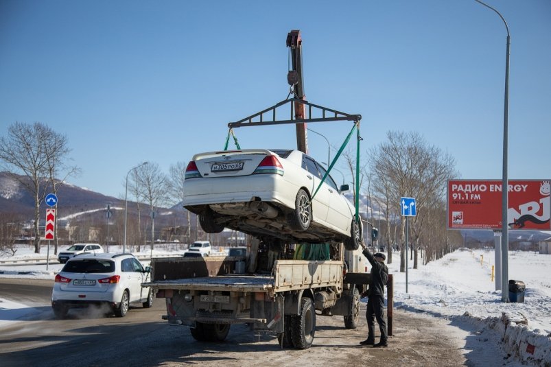 С конца января в Южно-Сахалинске эвакуировали 25 мешавших расчистке дорог машин
