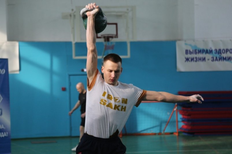 На Сахалине прошли соревнования по гиревому спорту среди сотрудников силовых структур