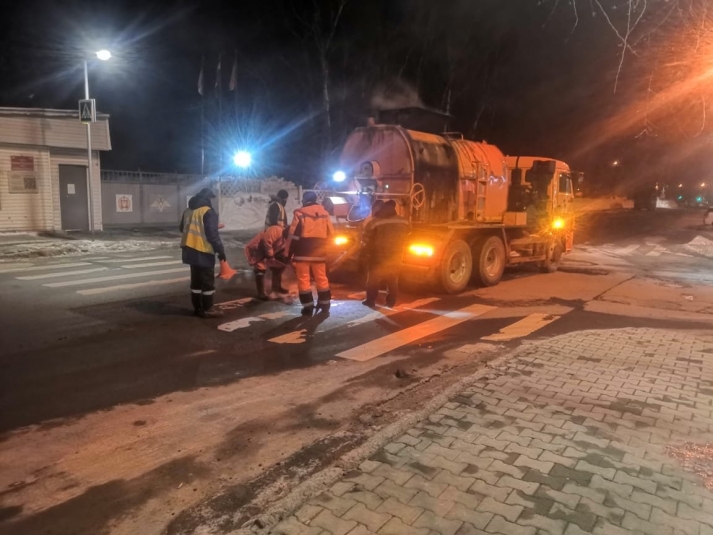 В Южно-Сахалинске продолжается ремонт дорог с помощью литого асфальта