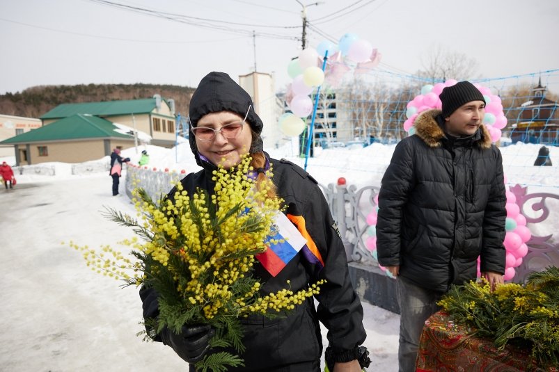 8 марта на улицах Южно-Сахалинска горожанкам вручали ветки мимозы