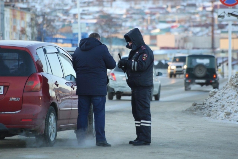 Мужчина пытался дать взятку сотруднику ДПС в Южно-Сахалинске