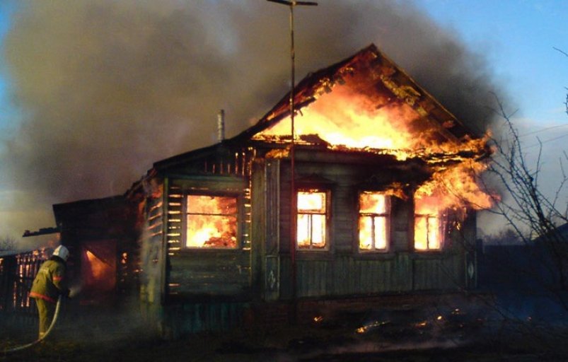 Огонь охватил заброшенный дом в Южно-Сахалинске