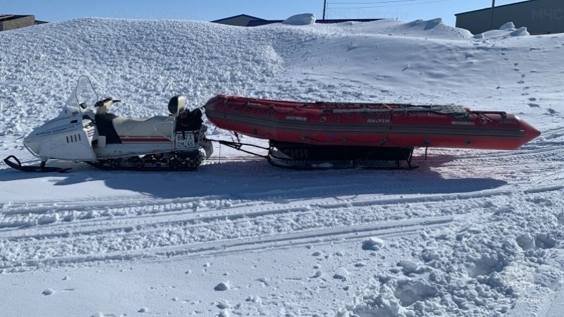 Трех рыбаков сняли с оторвавшейся льдины на Сахалине