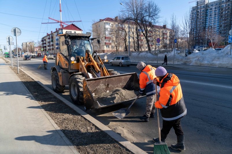 К весенней уборке улиц приступили дорожные службы Южно-Сахалинска
