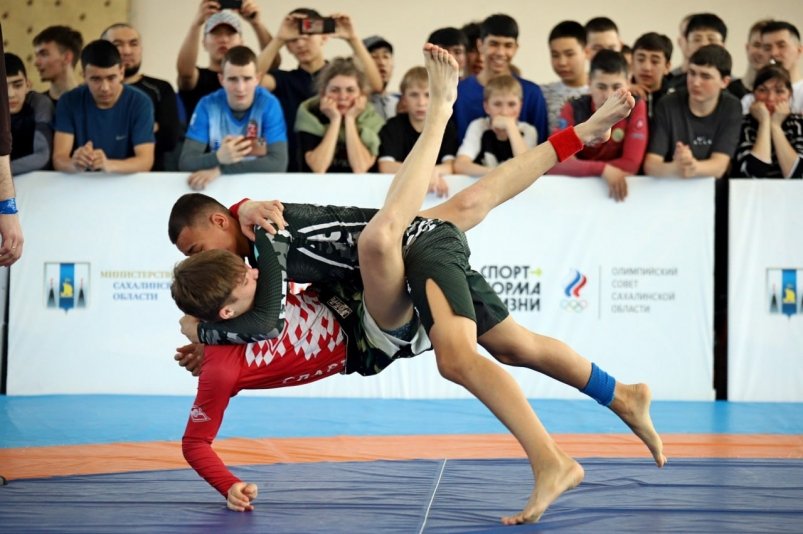 На Сахалине определили сильнейших бойцов в спортивной борьбе панкратион
