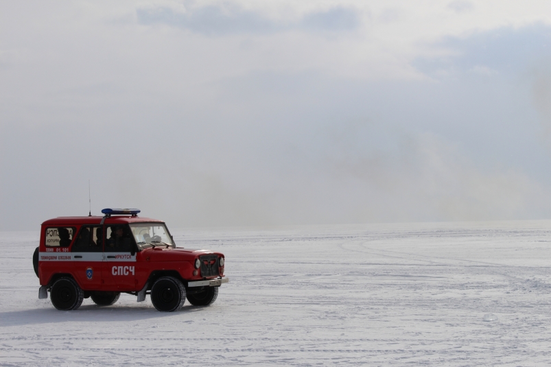 Три рыбака застряли на оторвавшейся льдине в Корсаковском районе