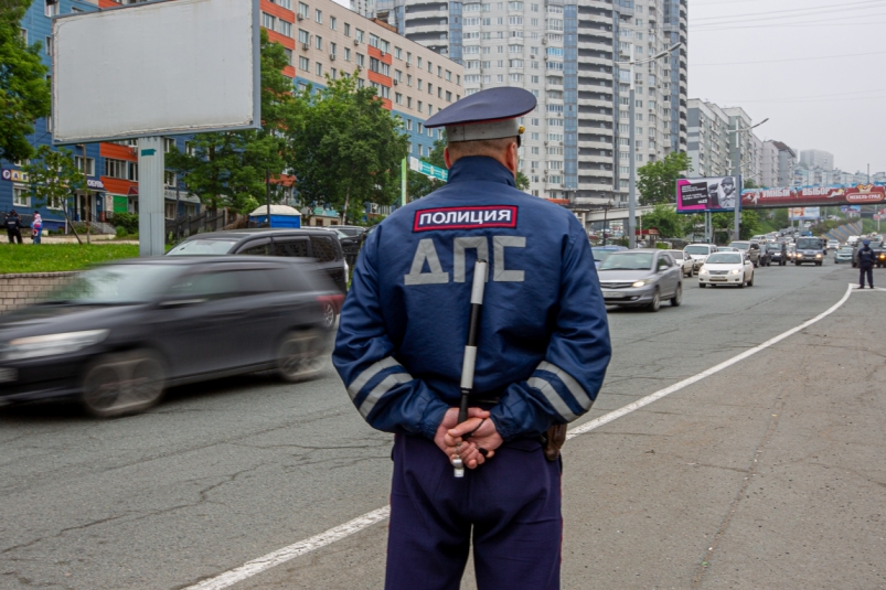 В Южно-Сахалинске за езду по скверу к ответсвенности привлечен водитель иномарки