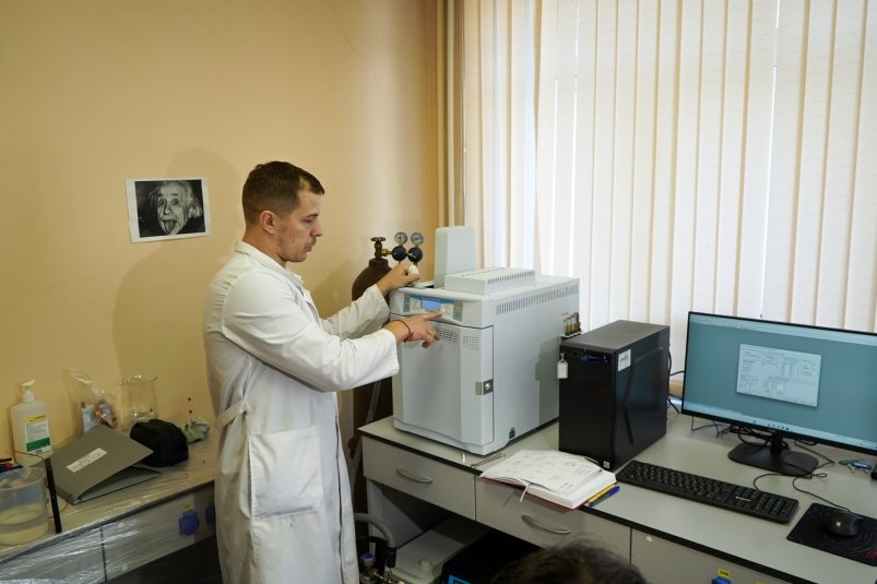 Новый газовый хроматограф от российского производителя запущен в работу в СахГУ