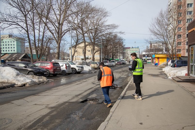 В Южно-Сахалинске продолжается устранение дорожных дефектов после зимы