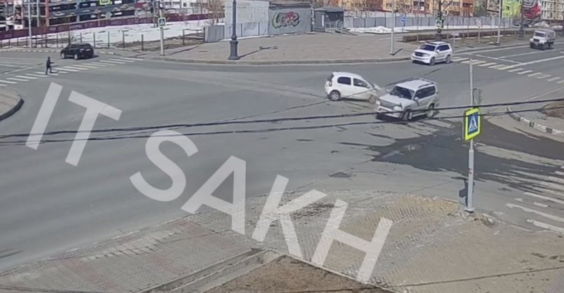 Легковушка на скорости врезалась во внедорожник в Южно-Сахалинске