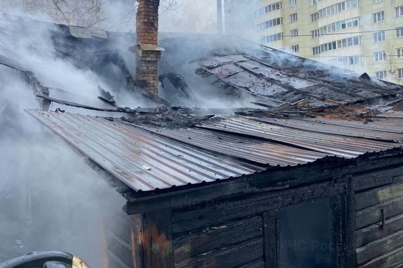 В Южно-Сахалинске открытым пламенем полыхает частный дом