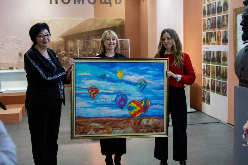 Воспитанники центра "Преодоление" получили в дар картину сахалинского художника