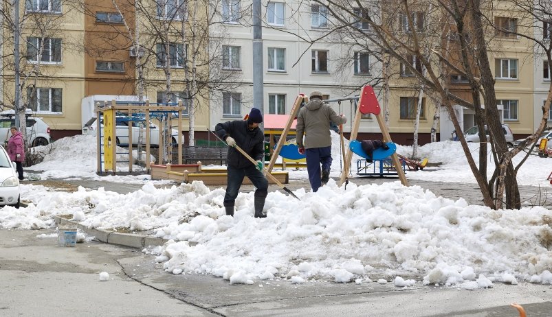 Улицы Южно-Сахалинска продолжают приводить в порядок после зимы