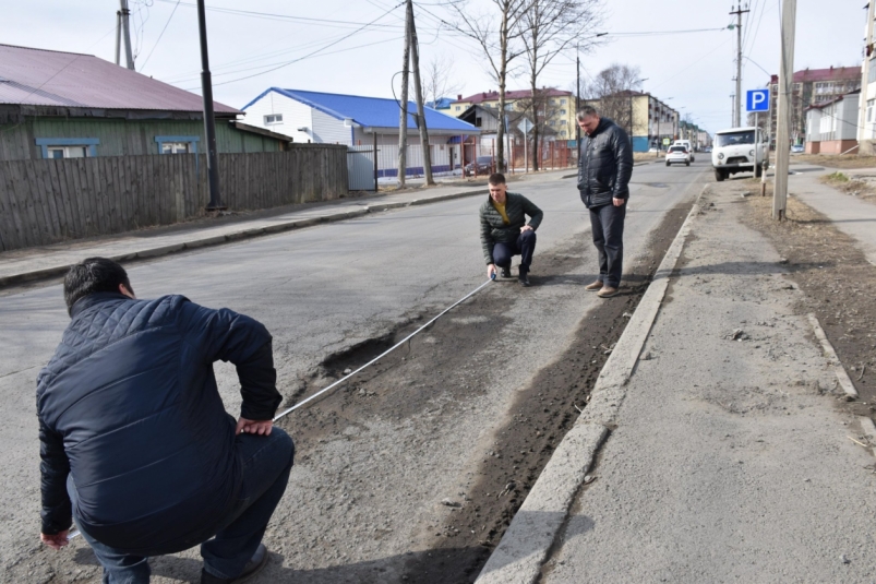В Поронайском районе проводят дефектовку дорог