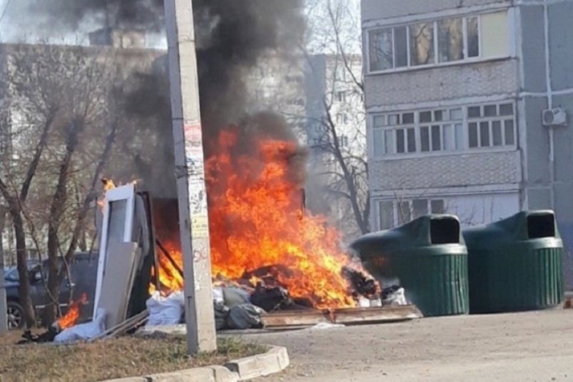 Горящий строительный мусор потушили сотрудники МЧС в Холмске