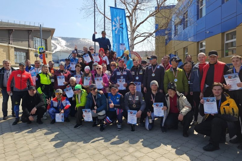 Ветераны горнолыжного спорта определили сильнейших в слаломе-гиганте на Сахалине