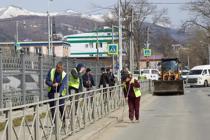 В Южно-Сахалинске усилили уборку городских улиц
