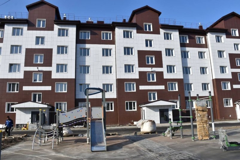 Дом для переселенцев из аварийного жилья в Поронайске скоро примет новоселов