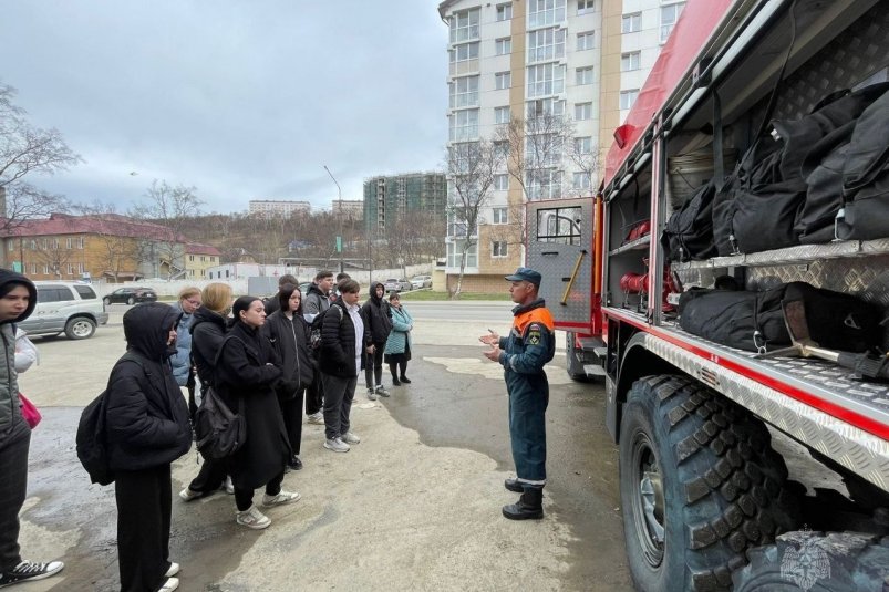 Школьники Корсакова познакомились с работой пожарных