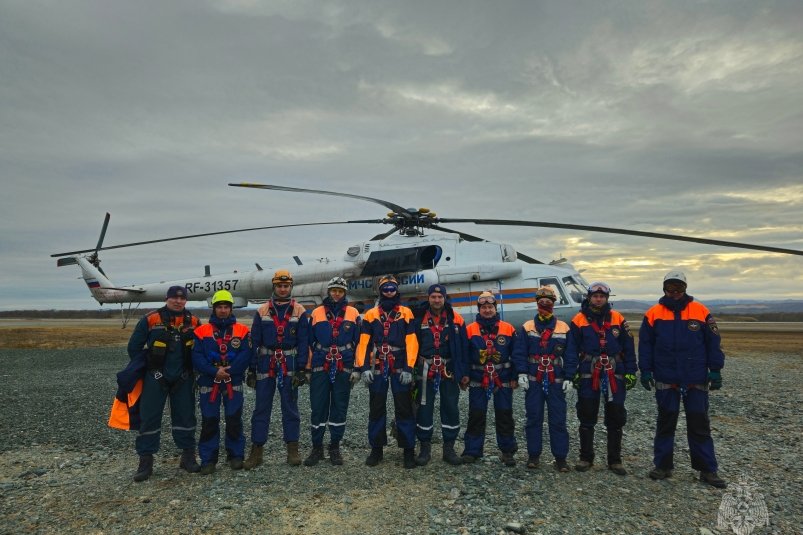 На Сахалине спасатели МЧС отработали навыки беспарашютного десантирования