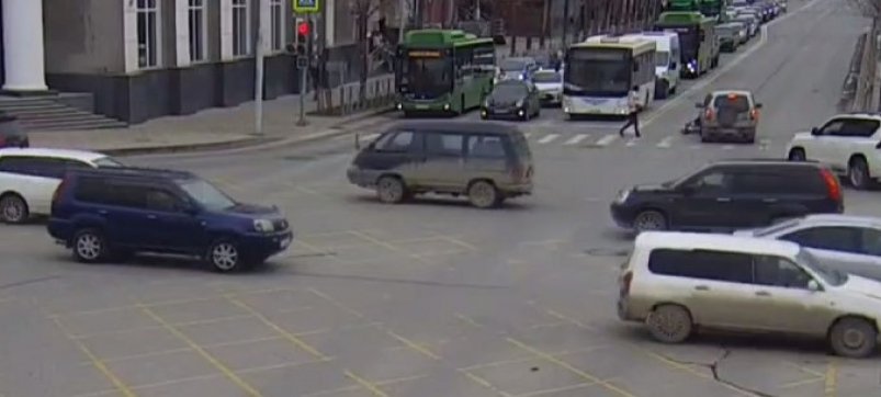 Автомобилист сбил электросамокатчика на "зебре" в Южно-Сахалинске