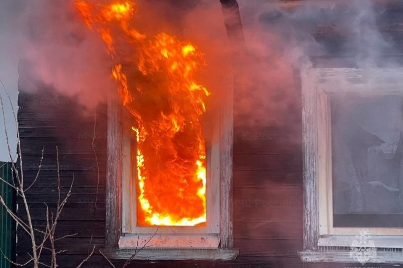 Пожар уничтожил заброшенное здание в Холмском районе