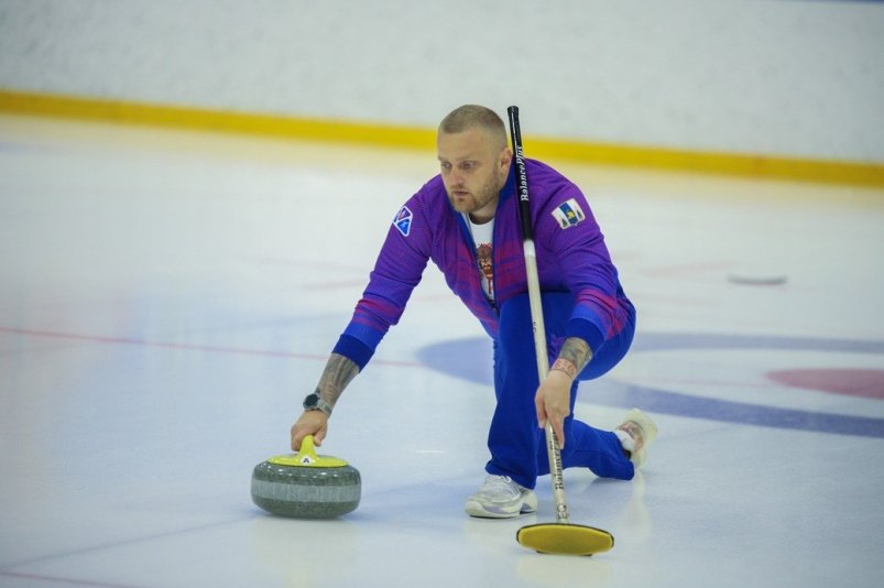 В Южно-Сахалинске прошли соревнования по керлингу среди сотрудников спортучреждений