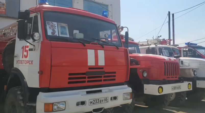 Пожарные Сахалина приняли участие в акции "Бессмертный полк на автомобилях"